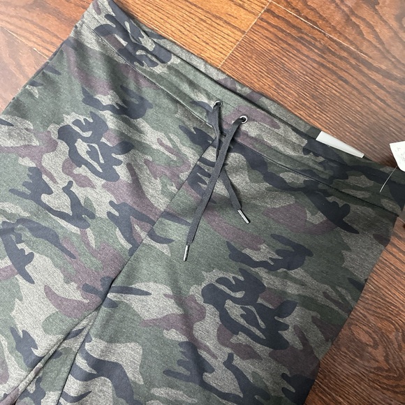 NWT XL Women’s Green Camo Skinny Leggings with Pockets 💚🖤 - Picture 3 of 9